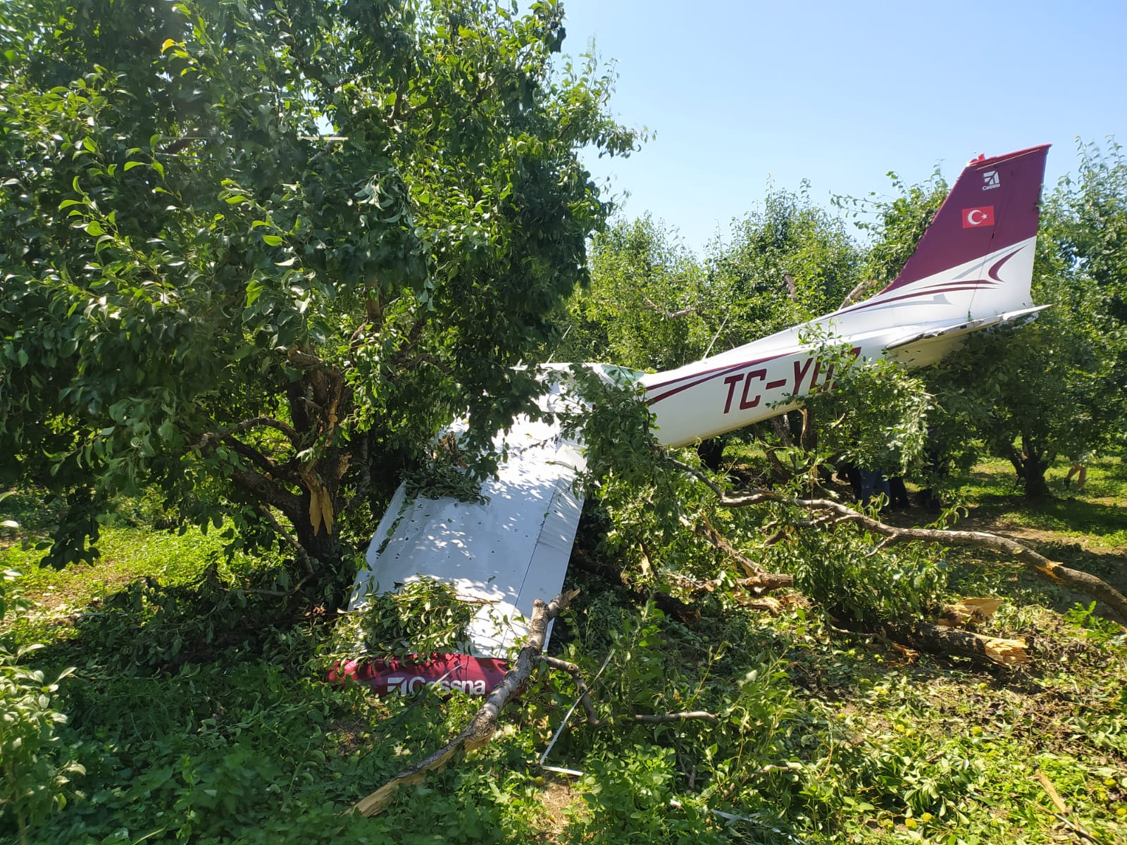 Bursa'da eğitim uçağından acil iniş: Cessna tipi uçak arızalandı, 2 yaralı!