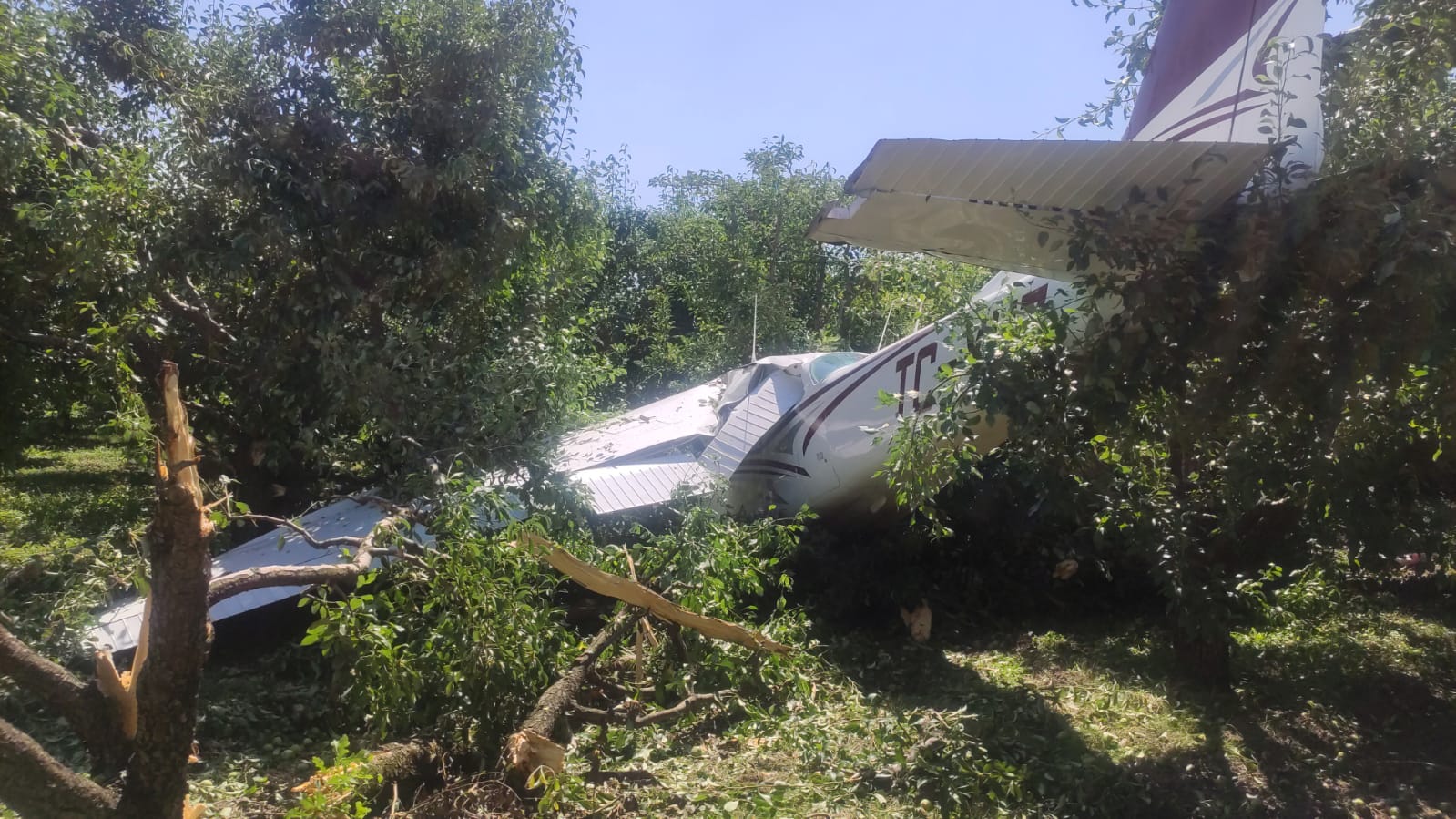 Bursa'da eğitim uçağından acil iniş: Cessna tipi uçak arızalandı, 2 yaralı!