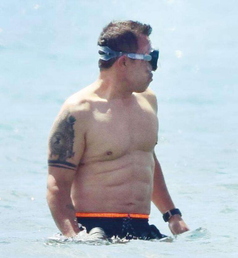 Plajdaki tüm gözler onun üzerindeydi! Mustafa Sandal kaslı vücuduyla dikkat çekti!