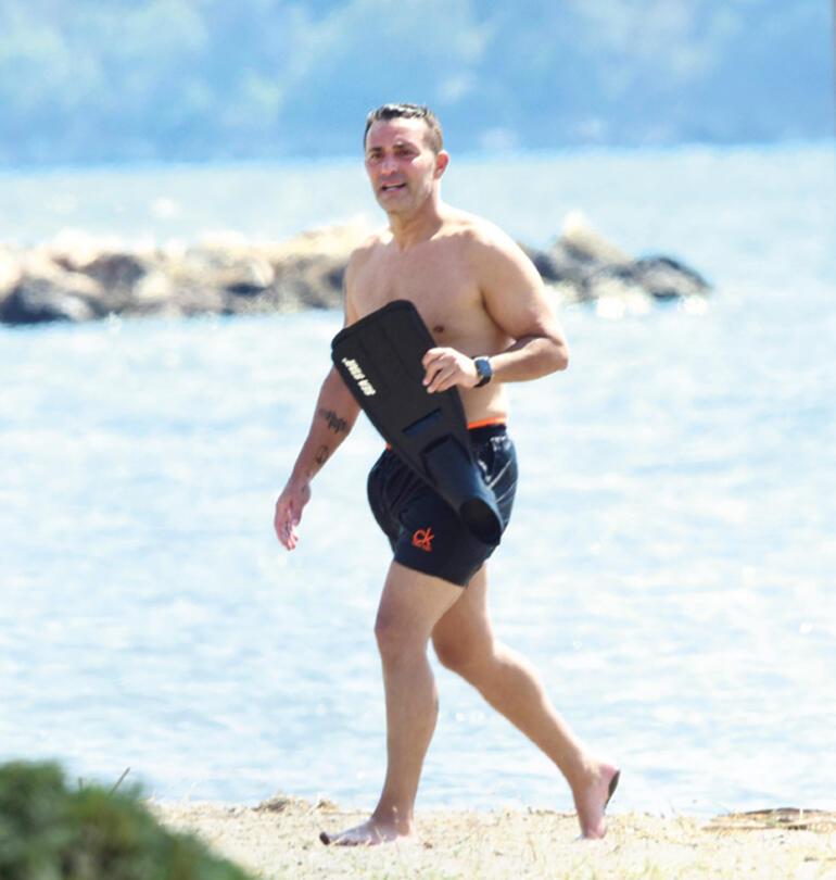 Plajdaki tüm gözler onun üzerindeydi! Mustafa Sandal kaslı vücuduyla dikkat çekti!