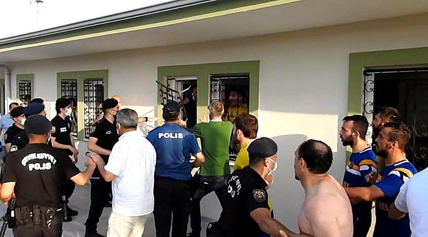 Yeşil saha boks ringine döndü! Futbolcular birbirine girdi