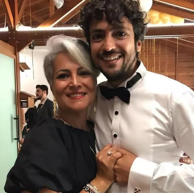 Düğüne damga vurdu! Taner Ölmez'in annesi güzelliğiyle dikkat çekti!