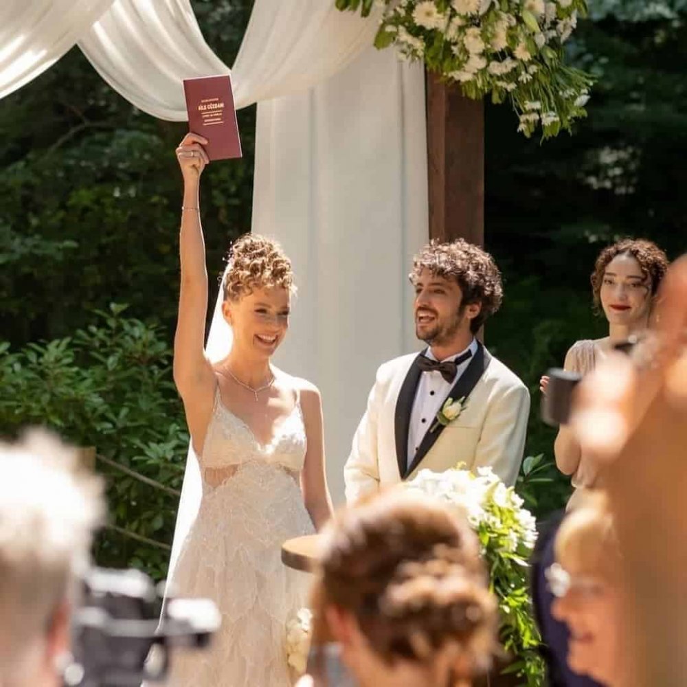 Düğüne damga vurdu! Taner Ölmez'in annesi güzelliğiyle dikkat çekti!