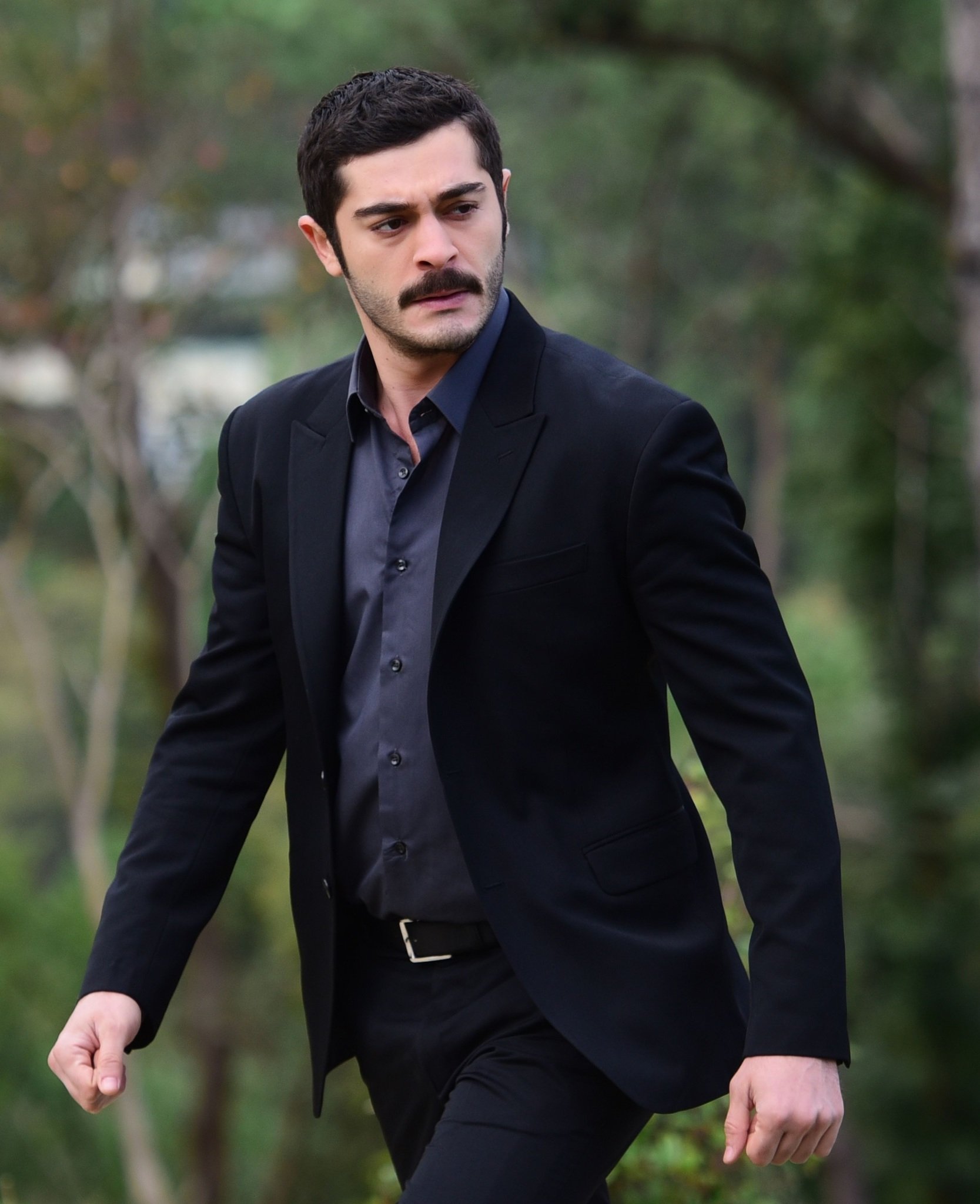 Maraşlı hayranlarını üzen haber dizinin başrol oyuncusundan geldi! Burak Deniz final için tarih verdi