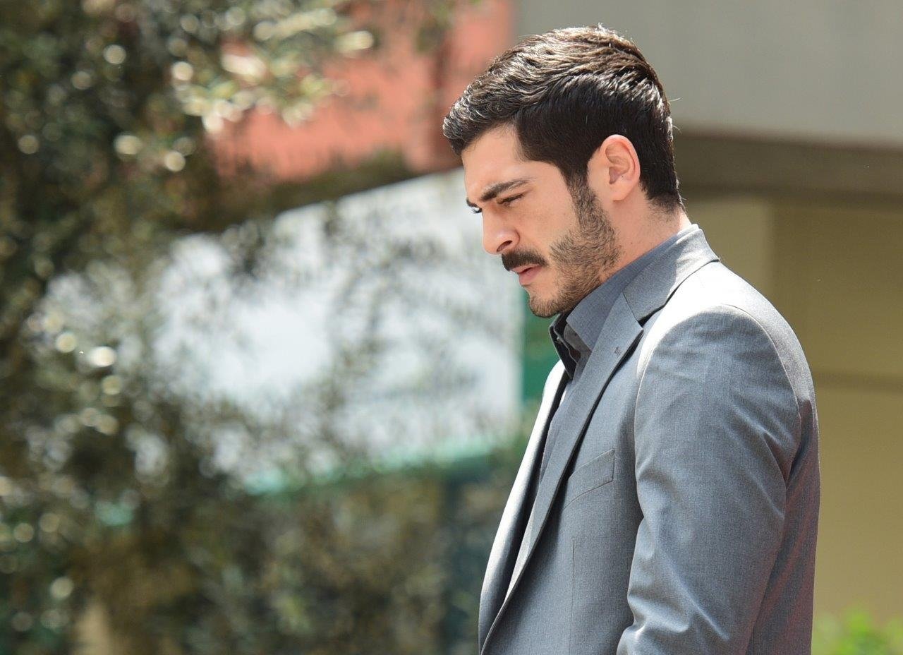 Maraşlı hayranlarını üzen haber dizinin başrol oyuncusundan geldi! Burak Deniz final için tarih verdi