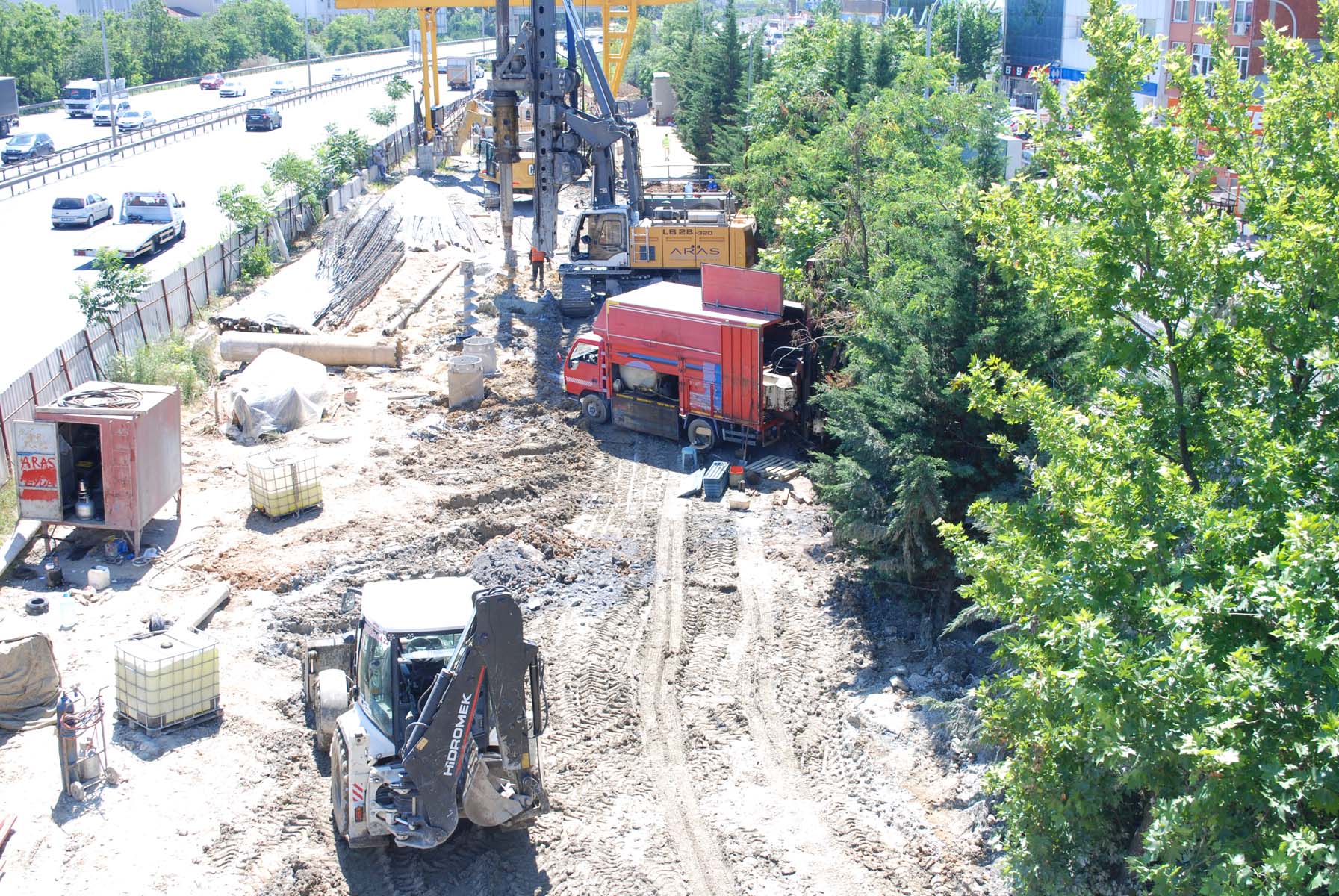 İBB'nin Sultanbeyli'deki metro inşaatında tepki çeken görüntüler! İş makineleri ağaçları kırdı 