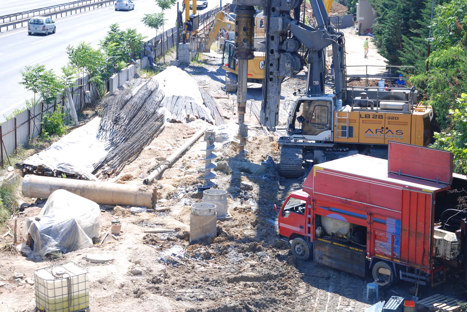 İBB'nin Sultanbeyli'deki metro inşaatında tepki çeken görüntüler! İş makineleri ağaçları kırdı 