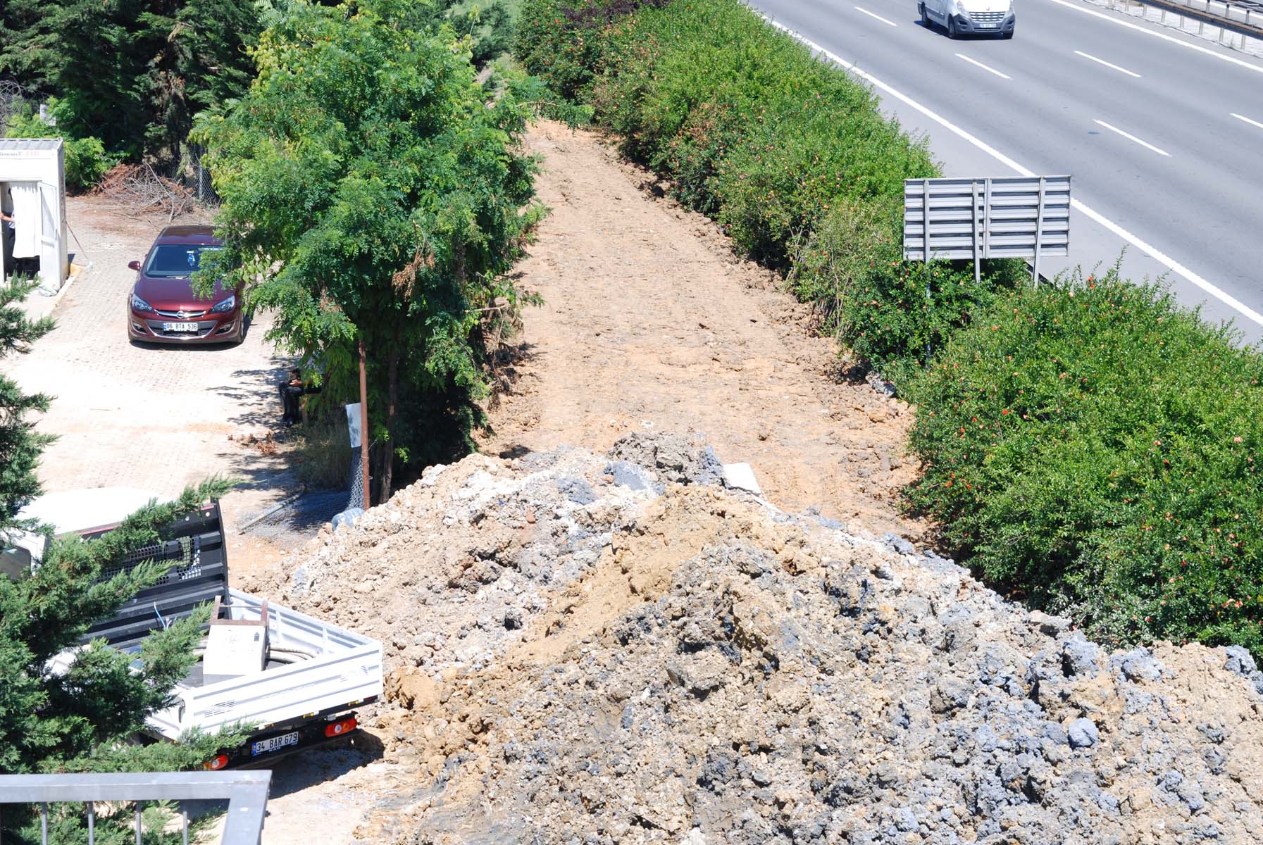 İBB'nin Sultanbeyli'deki metro inşaatında tepki çeken görüntüler! İş makineleri ağaçları kırdı 