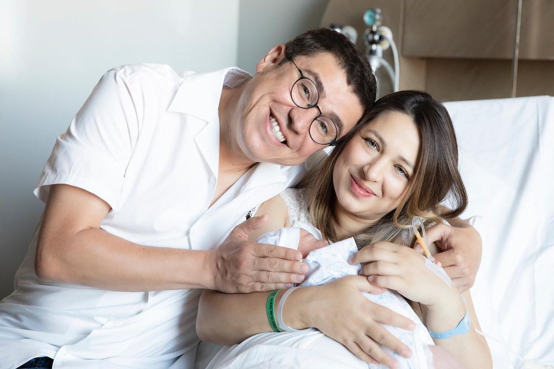 Baba olmanın mutluluğunu yaşayan İbrahim Büyükak bebeğin ilk fotoğrafı paylaştı! Bakın ismini ne koydu...