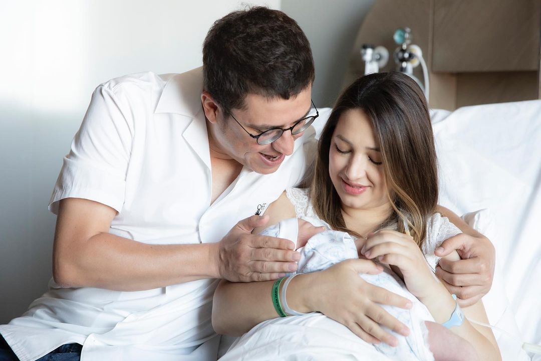 Baba olmanın mutluluğunu yaşayan İbrahim Büyükak bebeğin ilk fotoğrafı paylaştı! Bakın ismini ne koydu...