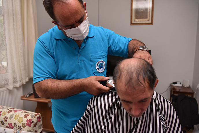 Onlar berbere gidemeyince berber onlara gitti! İhtiyaç sahiplerine kişisel bakım hizmeti! 