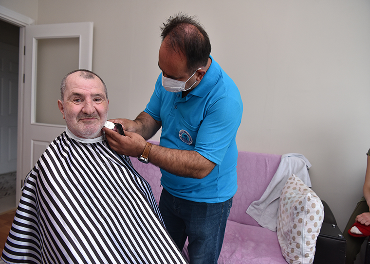 Onlar berbere gidemeyince berber onlara gitti! İhtiyaç sahiplerine kişisel bakım hizmeti! 