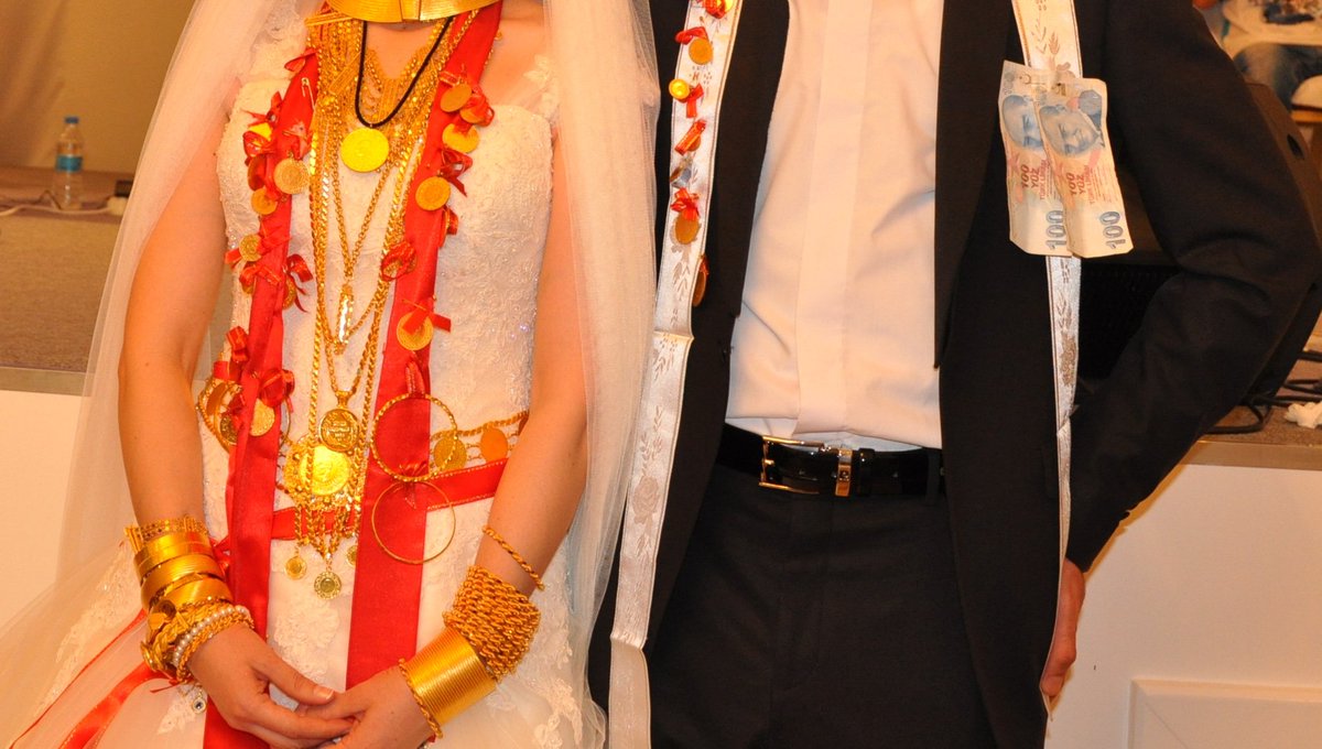 Düğünde takı rezilliği! Mutluluğu bir yana bırakıp, para derdine düştüler | Dünürler birbirine girdi, gelin sinir krizi geçirdi