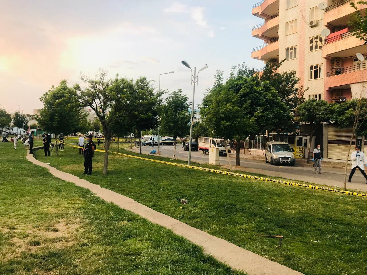 Kurşunlar havada uçuştu, ortalık savaş alanına döndü! Diyarbakır'da silahlı çatışma:2 ölü, 15 yaralı