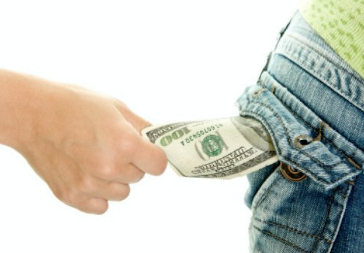 Diyanet'in dergisinde 'cimri koca' fetvası: Kadınlar kendilerine para vermeyen eşlerinin cebinden gizlice para alabilir!