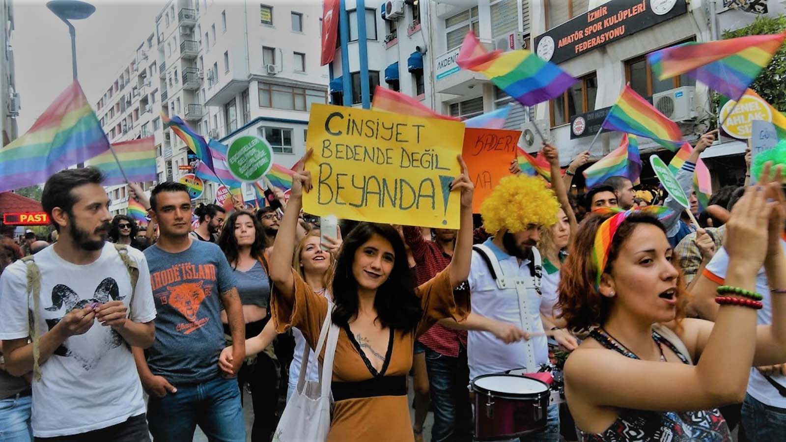 İstanbul Sözleşmesi Protestosu! Kadınlar sözleşmeden çıkılmasını protesto etti. İstanbul ve İzmir'deki gösterilere polis müdahale etti.