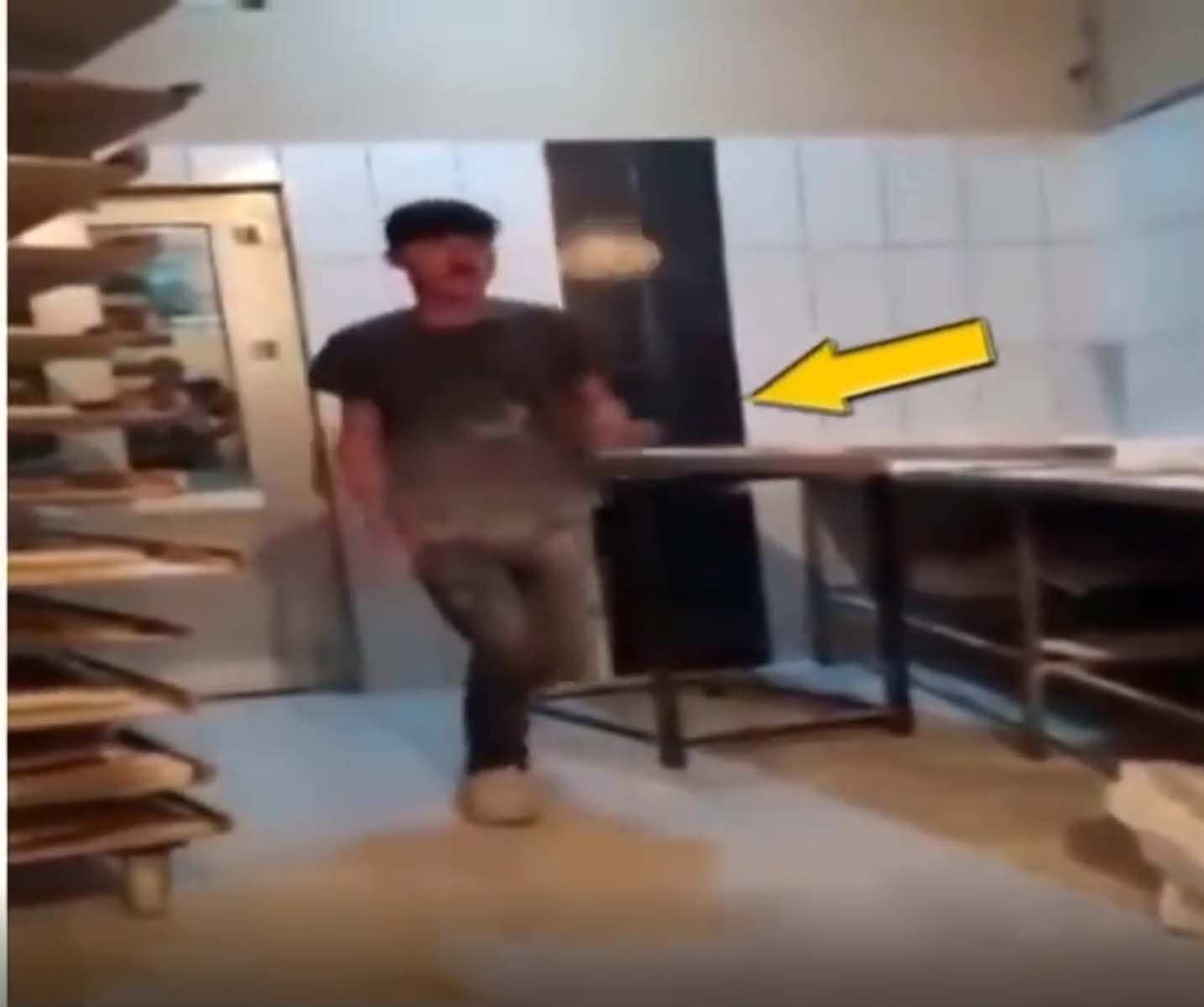 Van Erciş te akıl almaz olay! Fırın çalışanı ekmek hamurunu top gibi sektirdi, tavana fırlattı