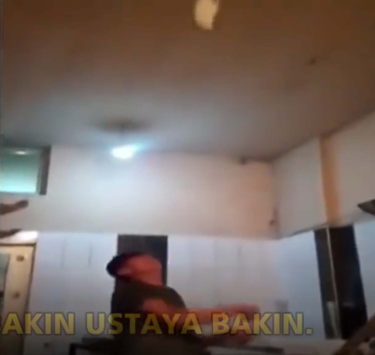 Van Erciş te akıl almaz olay! Fırın çalışanı ekmek hamurunu top gibi sektirdi, tavana fırlattı