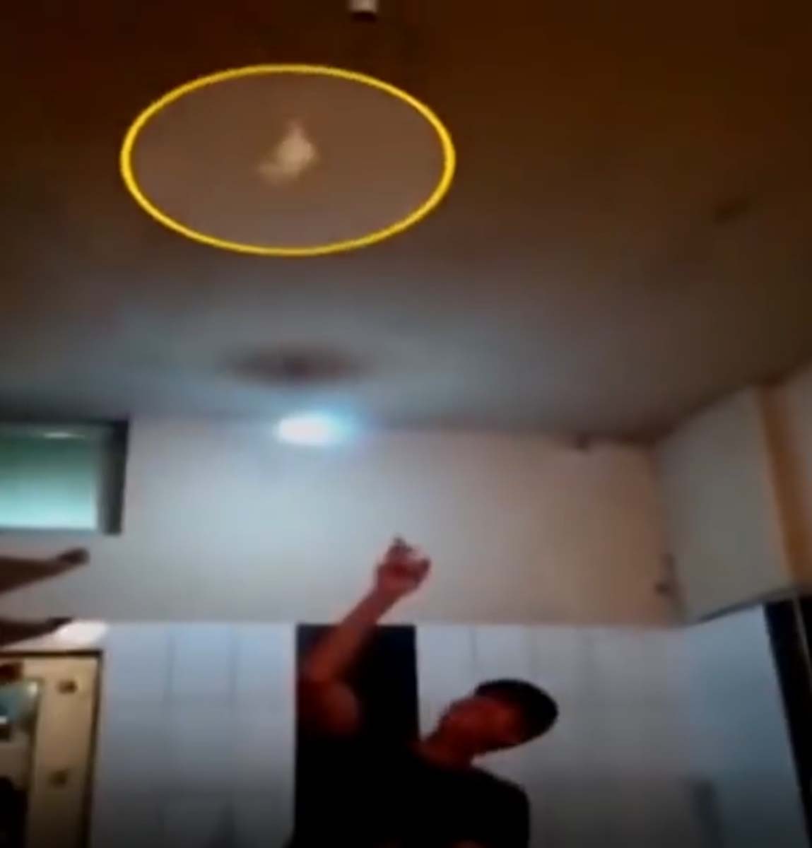 Van Erciş te akıl almaz olay! Fırın çalışanı ekmek hamurunu top gibi sektirdi, tavana fırlattı