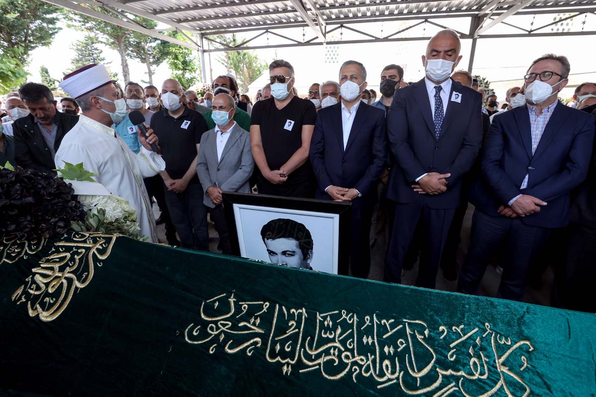 Yeşilçam'ın usta ismi yönetmen ve senarist Kartal Tibet, son yolculuğuna uğurlandı.