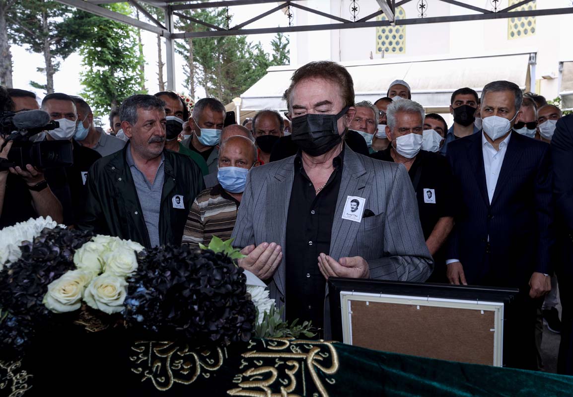 Yeşilçam'ın usta ismi yönetmen ve senarist Kartal Tibet, son yolculuğuna uğurlandı.