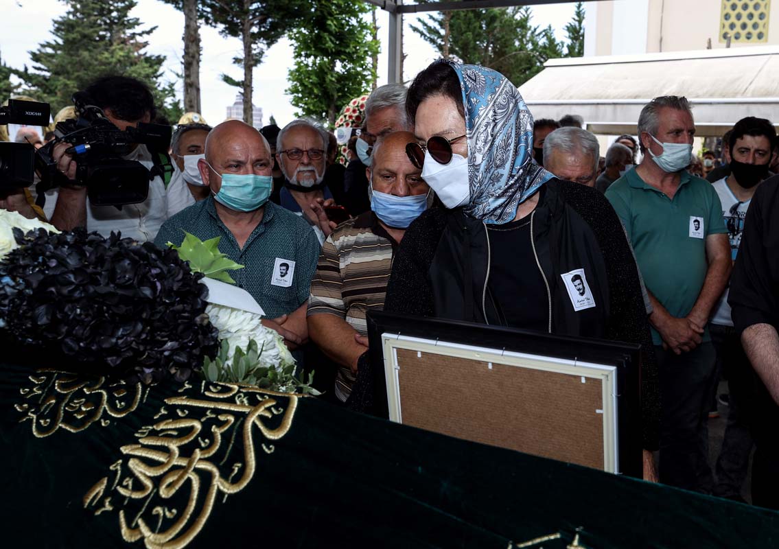 Yeşilçam'ın usta ismi yönetmen ve senarist Kartal Tibet, son yolculuğuna uğurlandı.