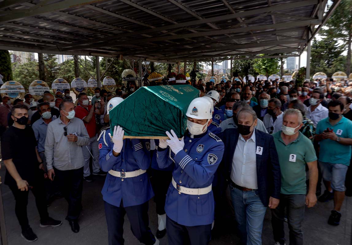 Yeşilçam'ın usta ismi yönetmen ve senarist Kartal Tibet, son yolculuğuna uğurlandı.