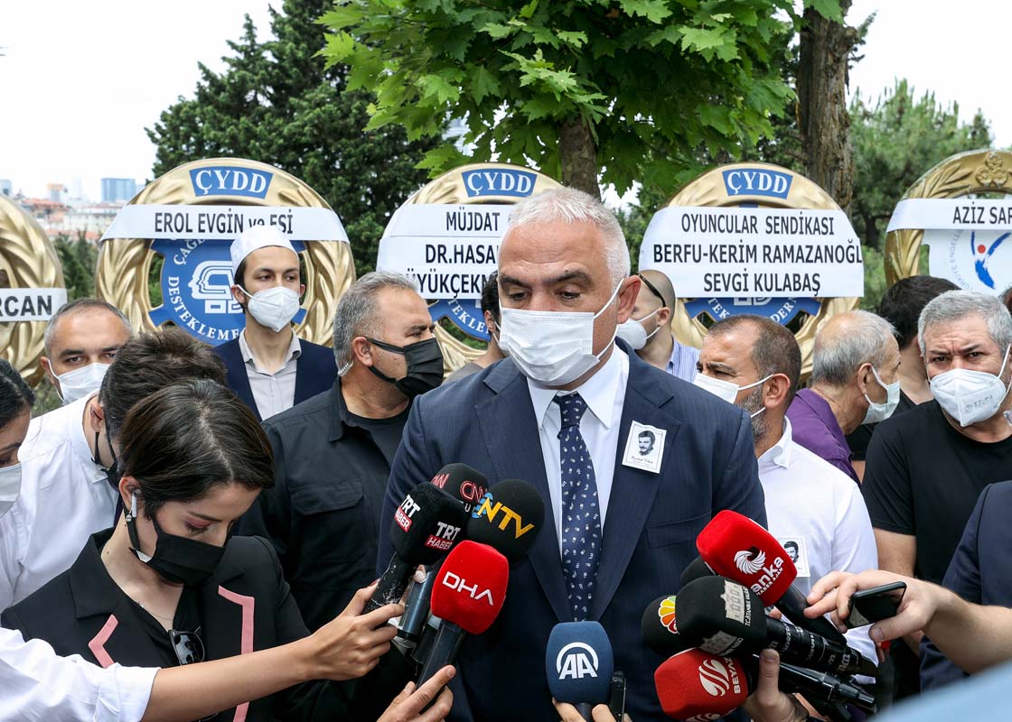 Yeşilçam'ın usta ismi yönetmen ve senarist Kartal Tibet, son yolculuğuna uğurlandı.