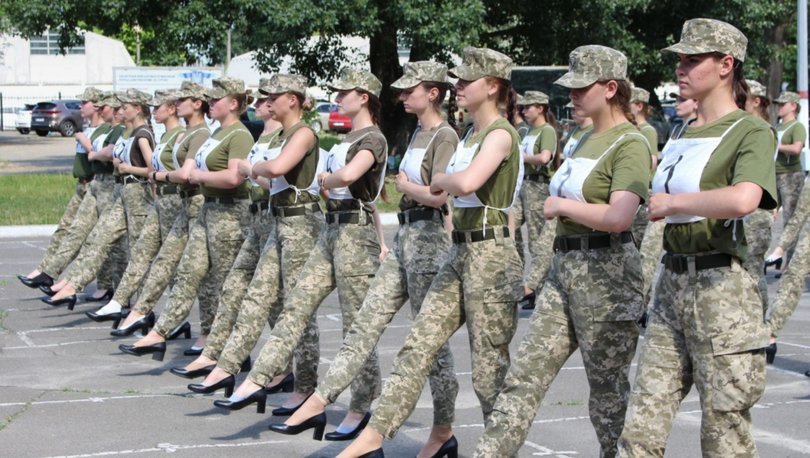 Eleştirilerin odağı oldu: Ukrayna’da kadın askerlerden topuklu prova! 'Gerçek bir rezalet!'