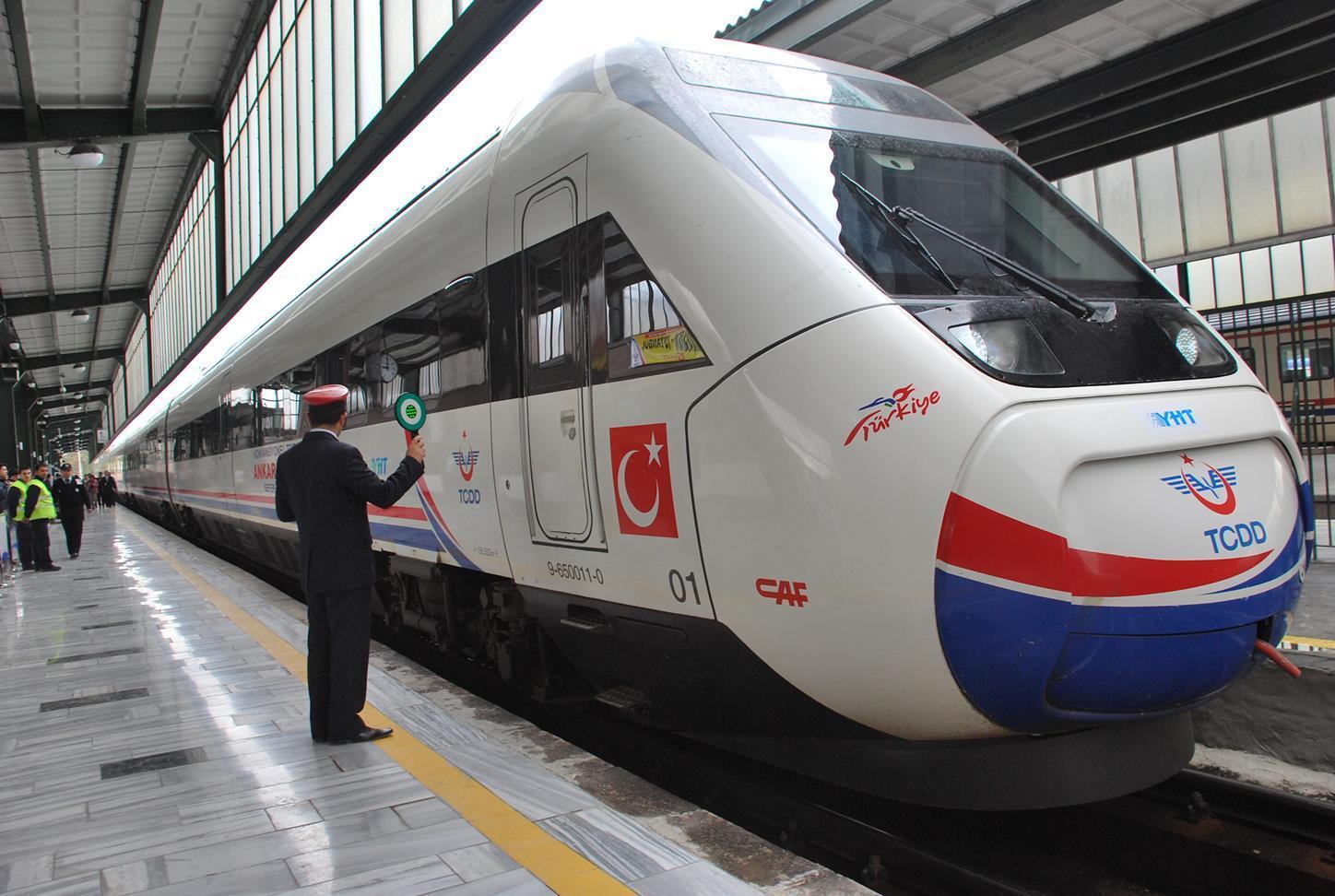 Tren seferlerine şiddetli yağış engeli! Yüksek Hızlı Tren seferleri iptal edildi