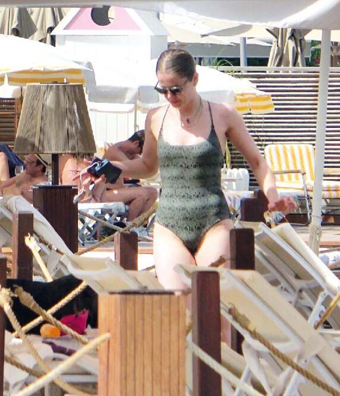 Burcu Biricik fit vücuduyla tatildeki turistlere taş çıkardı!