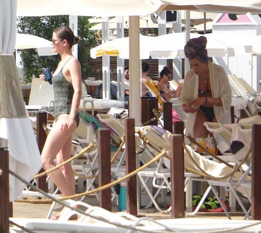 Burcu Biricik fit vücuduyla tatildeki turistlere taş çıkardı!