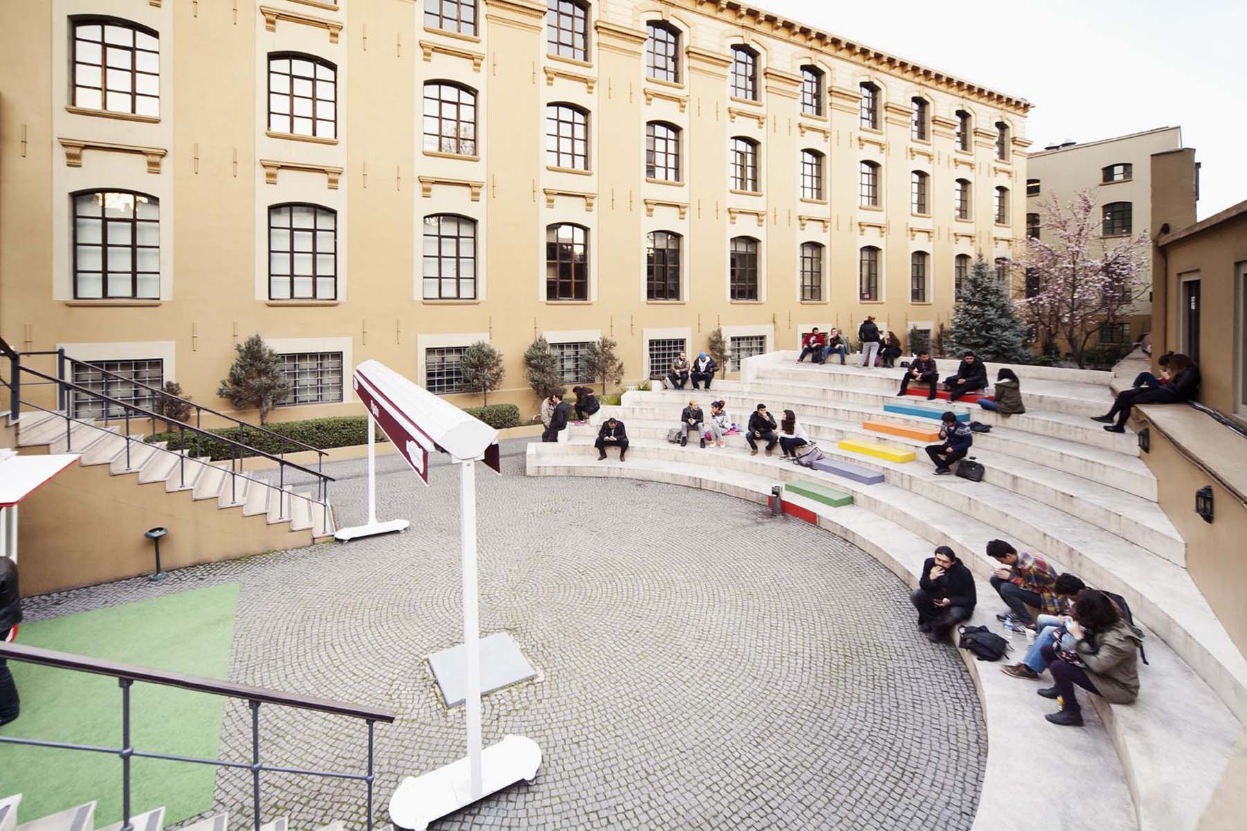 Kadir Has Üniversitesinden tepki çeken hareket: Aşı olmayanlar kampüse alınmayacak