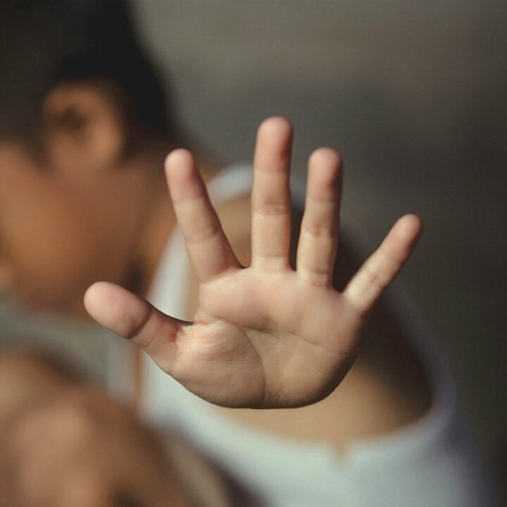 İzmit'te mide bulandıran olay: 12 yaşındaki öz kızının çıplak fotoğraflarını çeken baba beraat etti! 'Suçu işlediği sabit değil'