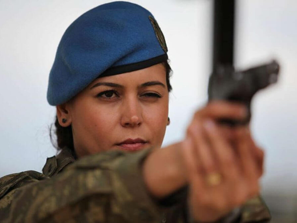 Eleştirilerin odağı oldu: Ukrayna’da kadın askerlerden topuklu prova! 'Gerçek bir rezalet!'