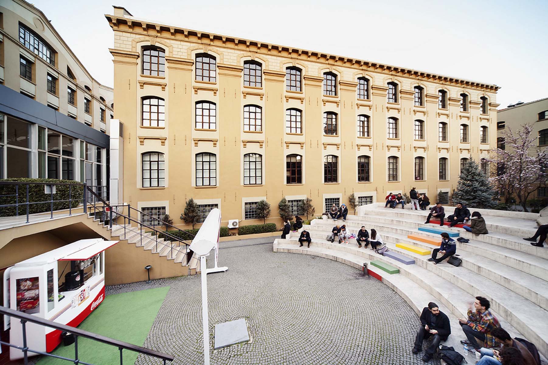 Kadir Has Üniversitesinden tepki çeken hareket: Aşı olmayanlar kampüse alınmayacak