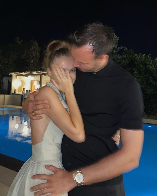 Ünlü YouTuber evleniyor! Duygu Özaslan müjdeli haberi sosyal medyadan duyurdu!