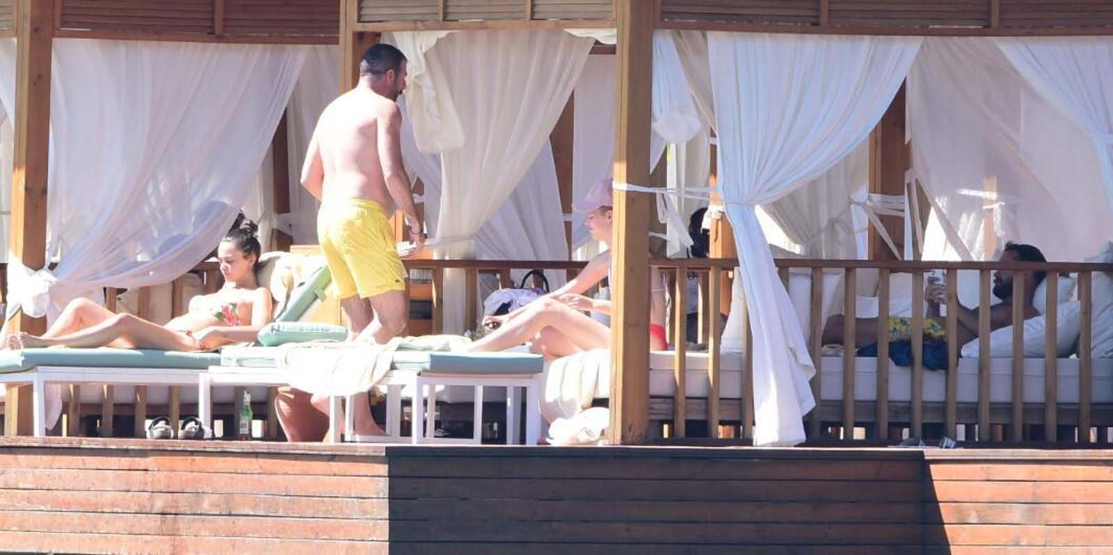 Bir Zamanlar Çukurova'nın Ümit'i Hande Soral sahilde üstsüz güneşlendi! Keyifli halleri dikkat çekti!