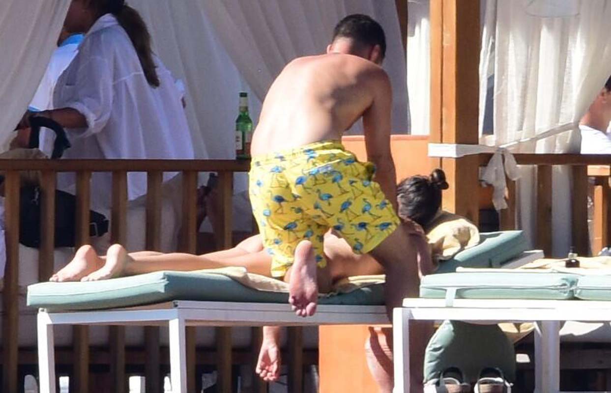 Bir Zamanlar Çukurova'nın Ümit'i Hande Soral sahilde üstsüz güneşlendi! Keyifli halleri dikkat çekti!