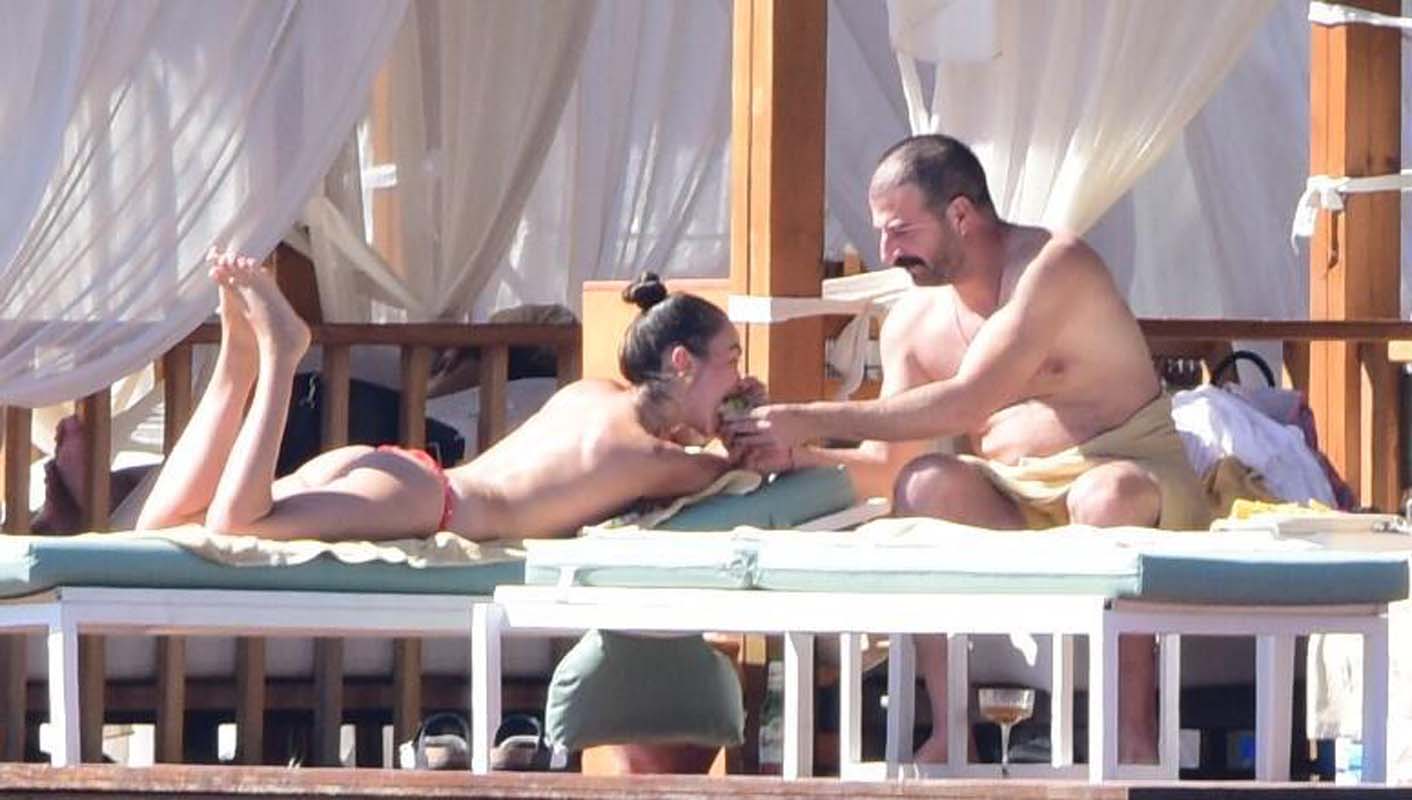 Bir Zamanlar Çukurova'nın Ümit'i Hande Soral sahilde üstsüz güneşlendi! Keyifli halleri dikkat çekti!