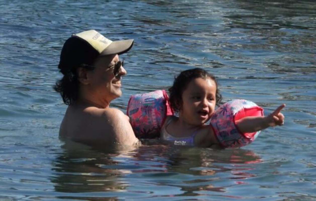 Kaan Tangöze - Kıvılcım Ural çifti tatilde kızları İlayda'yı denizle tanıştırdı! Ortaya keyifli görüntüler çıktı!