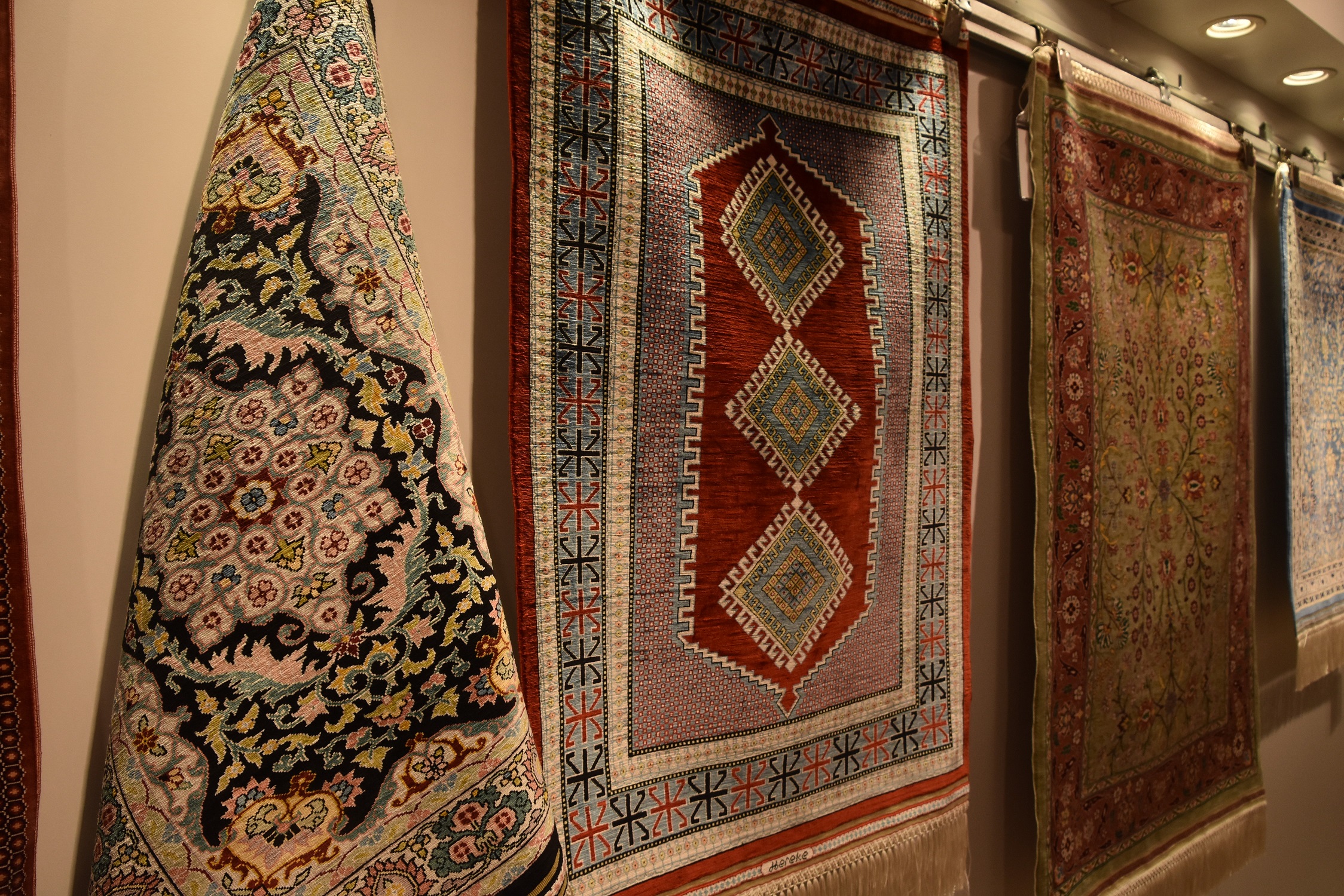 Sevgi ve sabırla... Elleriyle ilmek ilmek sanat işlediler