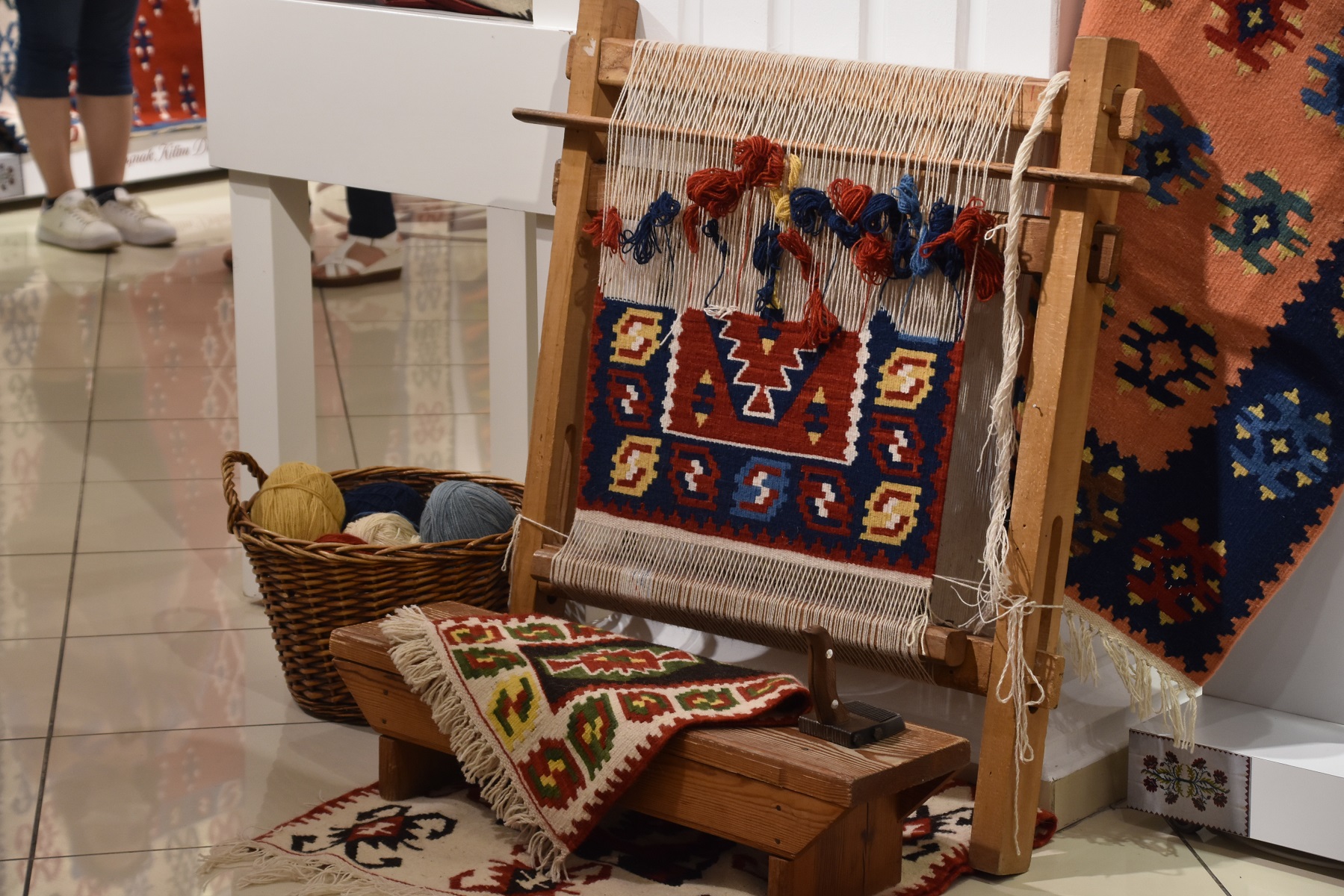 Sevgi ve sabırla... Elleriyle ilmek ilmek sanat işlediler