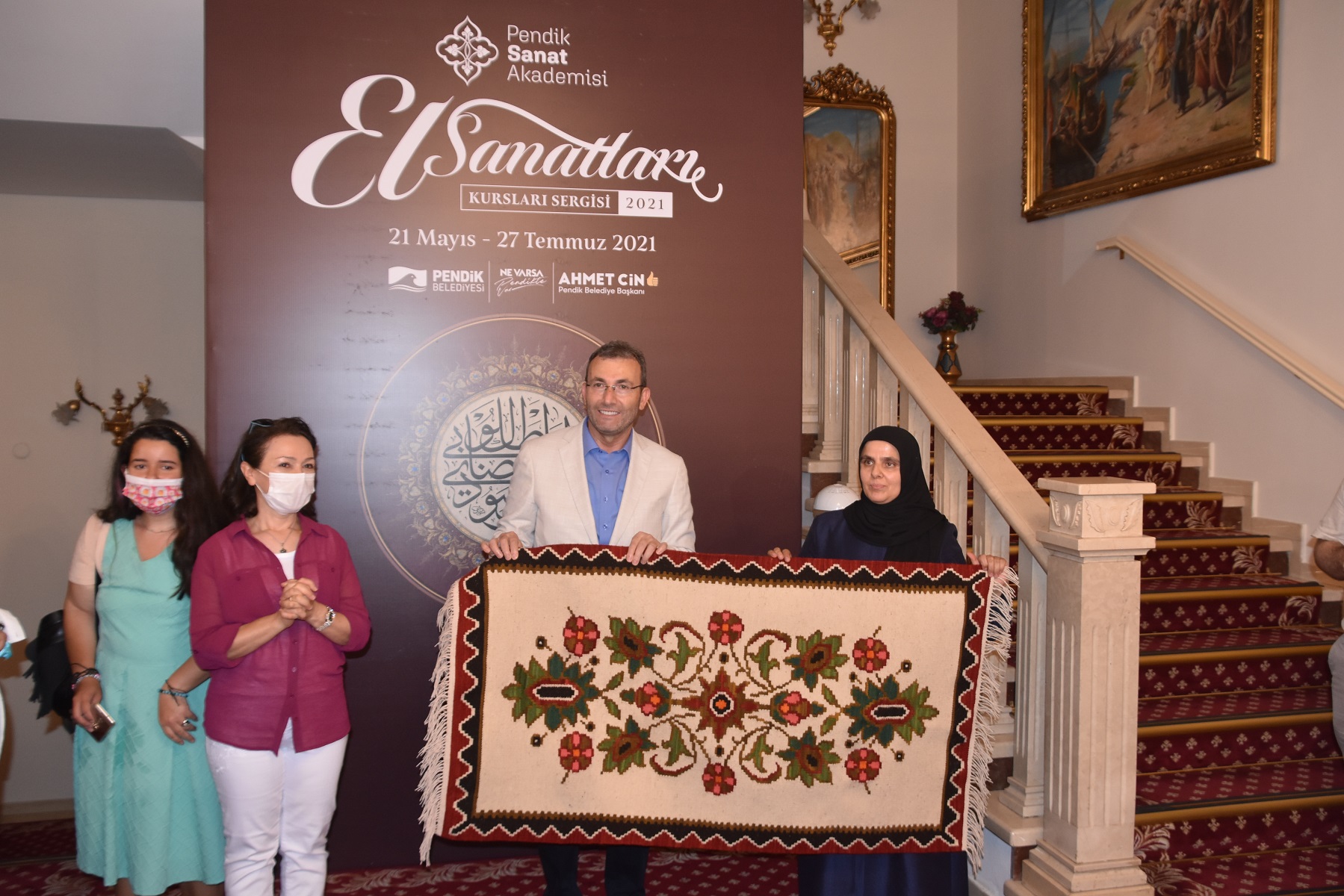 Sevgi ve sabırla... Elleriyle ilmek ilmek sanat işlediler