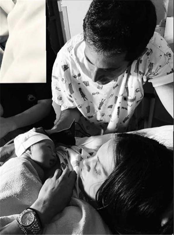 Hepsi grubunun Cemre'si anne oldu! İlk bebeğini kucağına alan Cemre Kemer doğum sonrası fotoğraf paylaştı!