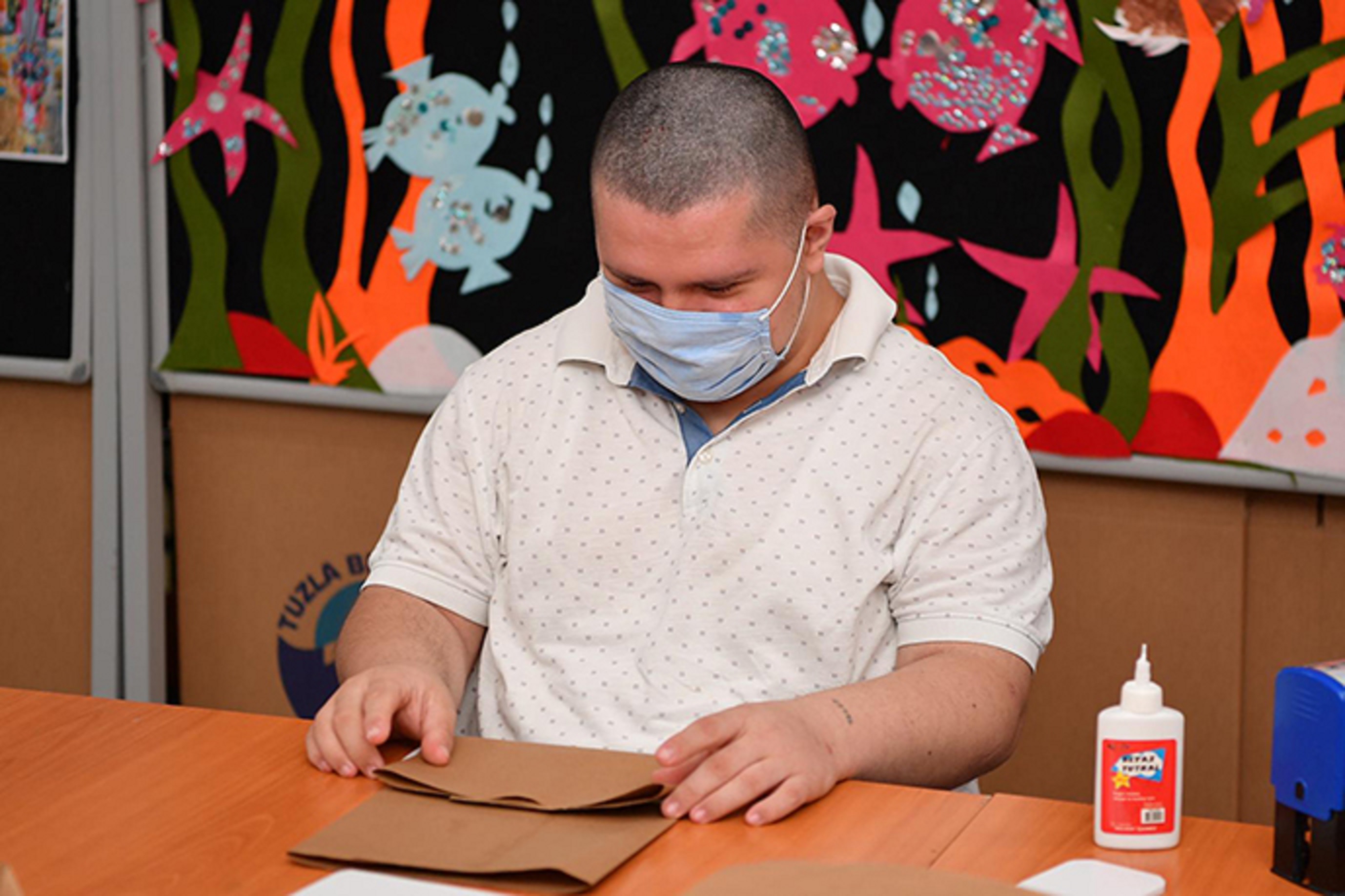 Özel çocuklar için, özel etkinlikler! Kese kağıdı üretimini öğrendiler