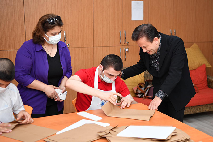 Özel çocuklar için, özel etkinlikler! Kese kağıdı üretimini öğrendiler