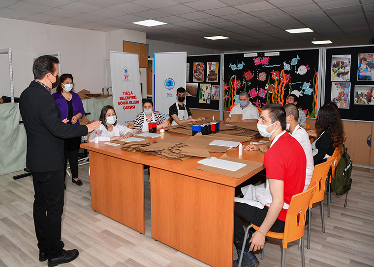 Özel çocuklar için, özel etkinlikler! Kese kağıdı üretimini öğrendiler