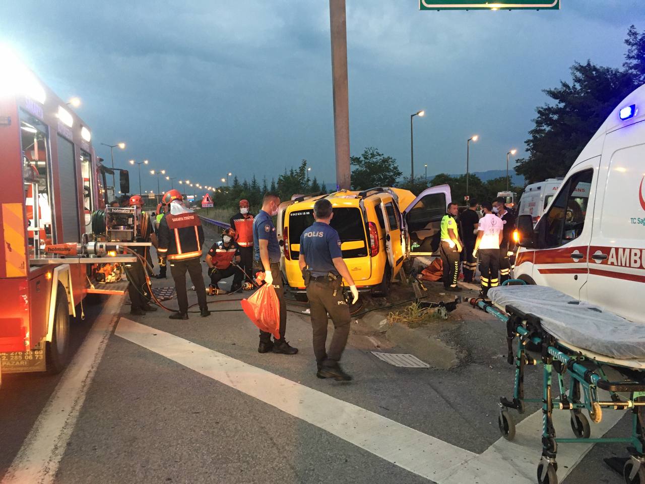 Bariyerlere ok gibi saplandı! Refüje çarpan araç hurdaya döndü: 2 kişi öldü, 3ü çocuk 5 kişi yaralandı