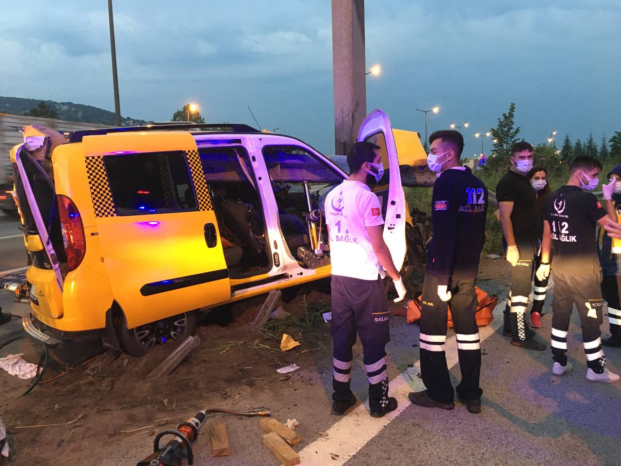 Bariyerlere ok gibi saplandı! Refüje çarpan araç hurdaya döndü: 2 kişi öldü, 3ü çocuk 5 kişi yaralandı